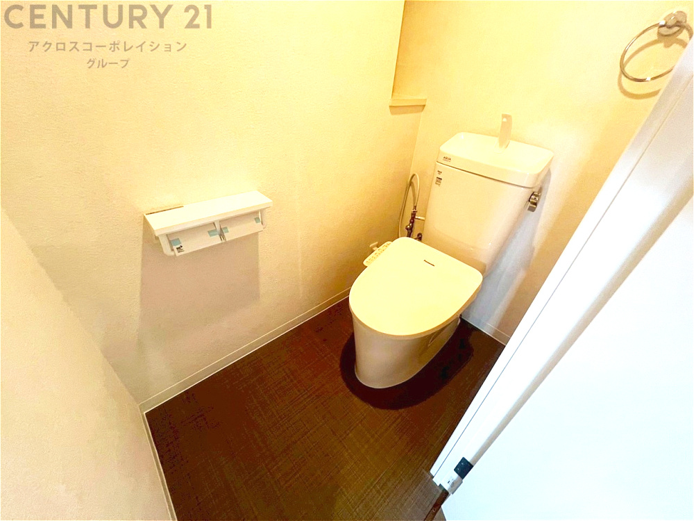 温水洗浄便座付トイレは温水洗浄機能により、暖かい水でおしりを洗浄することができ、冷たい水を使う従来の便座に比べ、温水洗浄機能で暖かいトイレを提供し、快適な使用を可能にします。