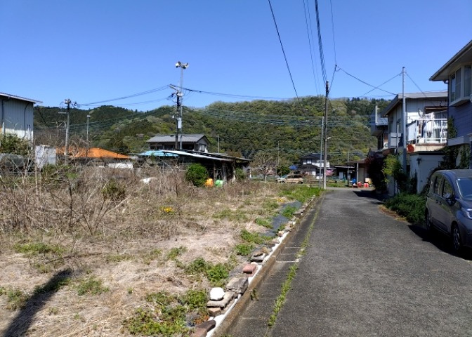 土地の面積＝住宅面積ではありません。建ぺい率の問題などで、土地のある場所によって住宅を建てられる面積は限られています。高さもしかり、「土地」という言葉の中には、建築条件も含まれると考えておきましょう。