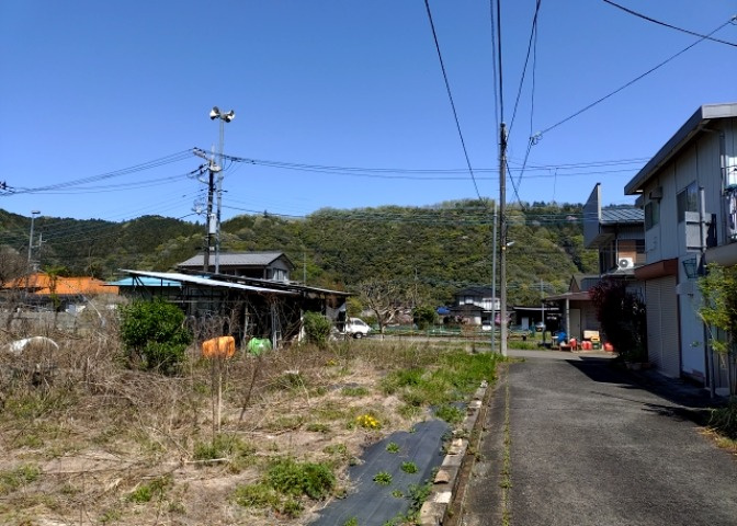 家を建てる場合、方位は要チェックです。現実的に日当たりのよい家ならばリビングは南側、建築基準法でも北側に当たる家への配慮は求められています。土地を見学に行く際は、方位磁針を持って行くようにしましょう。