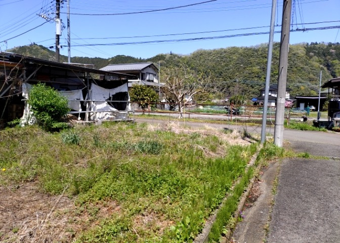 土地の前の道路に消火栓が設置されていることがあります。この場合、道路交通法第45条第1項により、駐車禁止の場所が指定されています。そのため、車庫などの駐車スペースをつくることができない場合があります。