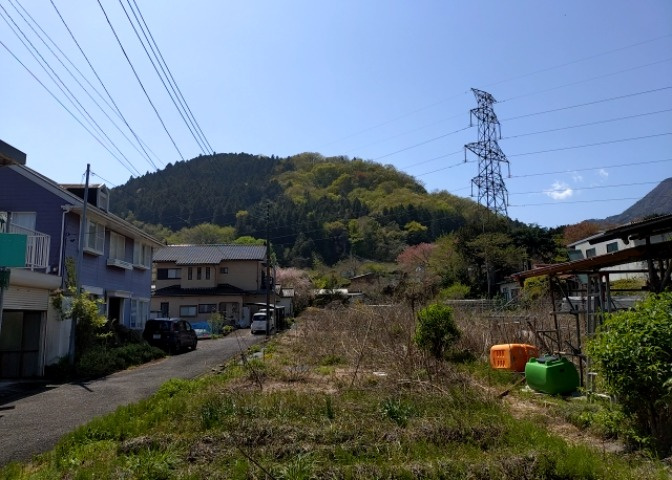 現地に行くなら、物件の周囲の地形がどうなっているかを見ることも大切です。周辺より低くなっている土地では、大雨などで水が集まりやすいため、地盤が弱くなっているということも考えられるため、注意が必要です。