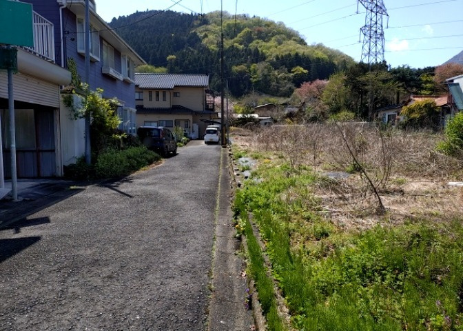 土地購入を検討されている場合、境界杭がない状態で購入してしまうと境界確定測量をする必要があり、費用がかかります。購入の前に、売主、隣土地所有者立ち合いのもと境界を確定し境界杭を設置するのがベストです。