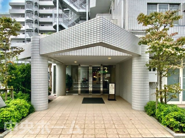 【エントランス】マンションのエントランスは、その物件の印象を決める、顔とも言える場所です。毎日通る場所ですからきれいなのが一番です。エントランス内はオートロックですので暮らしの安全も確保されています。