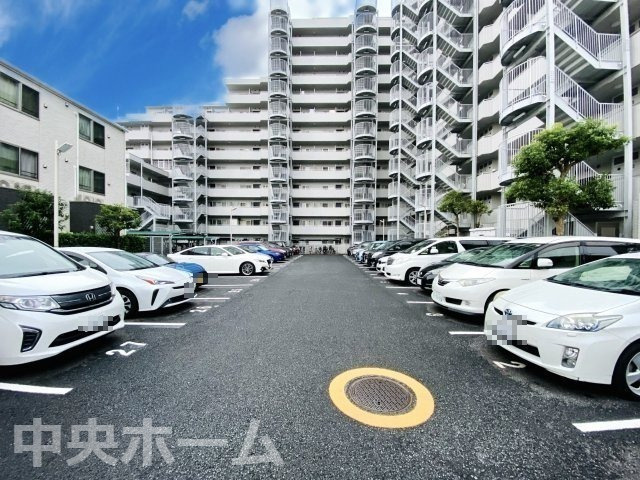【敷地内駐車場】最新の空き状況や費用などの詳細は担当スタッフまでお問い合わせください。