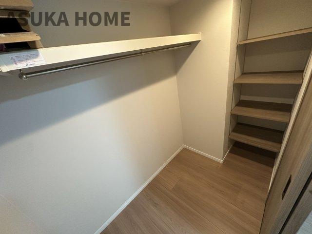 バックや帽子の収納も一緒にしやすい稼働棚つきのウォークインクローゼットです。朝の支度もスムーズに出来ますよ。