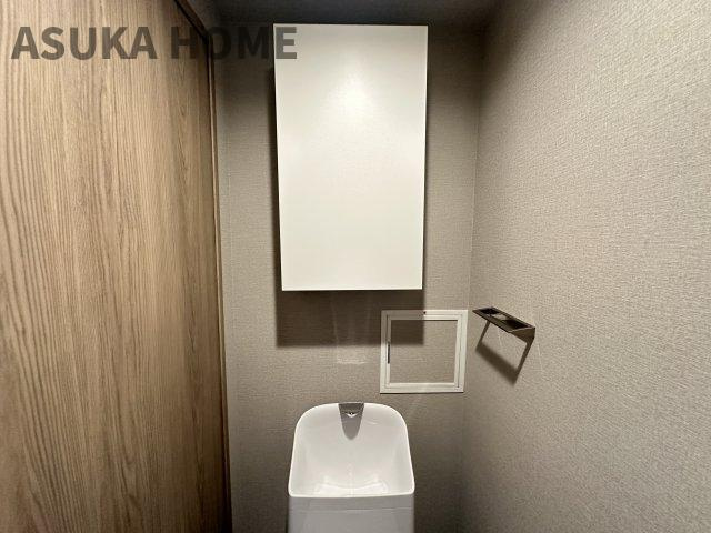 中から物を取り出しやすいの吊戸棚やタオルかけも設置済みの充実のトイレ設備です。