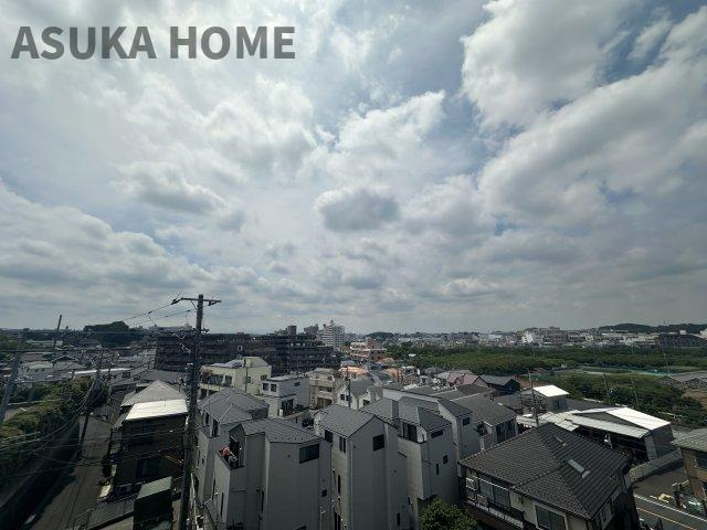 穏やかな街並みを望む見通しの良い景色です。ぜひ実際にご覧になって下さい。