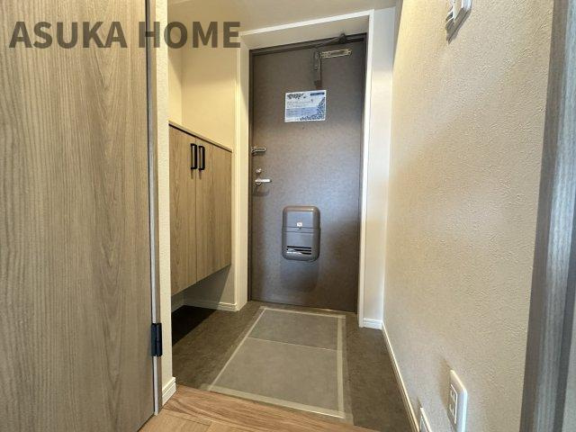シューズクロークは鍵や写真が置けて利便性も◎