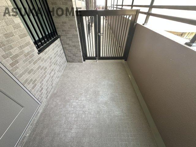プライバシー性も確保される専用玄関ポーチ付きの住戸です。