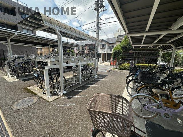 大切な自転車を雨から守ってくれる屋根付きの駐輪スペースです。