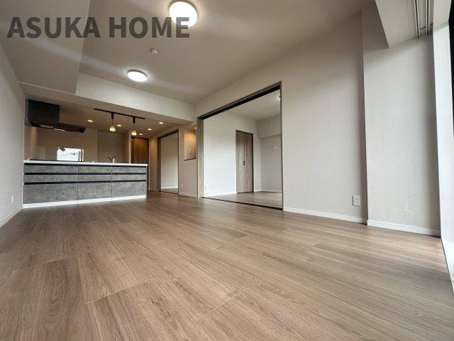 LDKと隣接した洋室は、リビングを広く使う事もできるので汎用性が高い間取りになってます。