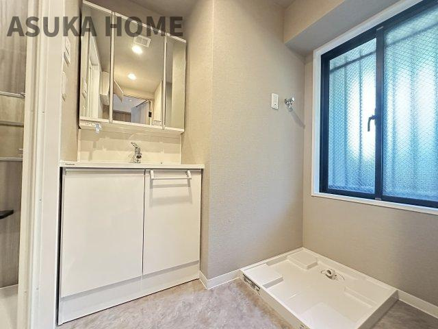 湿気がこもりがちな場所に有ると嬉しい窓付きの洗面所！マンションには珍しい設備ですよ。