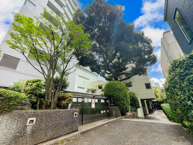 【積水ハウス旧分譲・新耐震基準マンション】本物件の外観でございます。緑が多いのは嬉しいポイントです！
