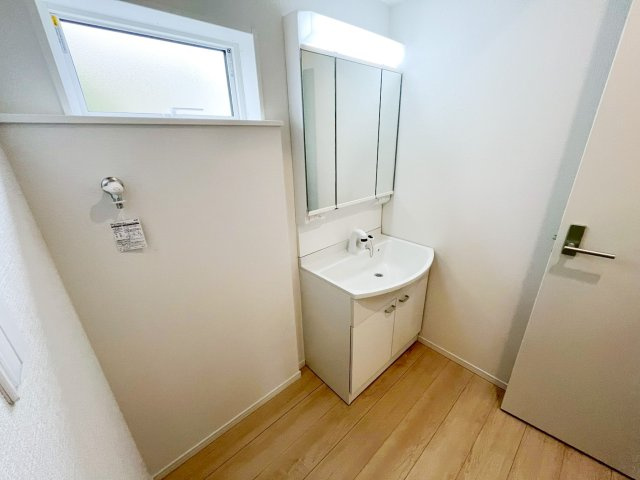 三面鏡付き洗面化粧台　毎朝おしゃれに忙しい女性の方におすすめです
