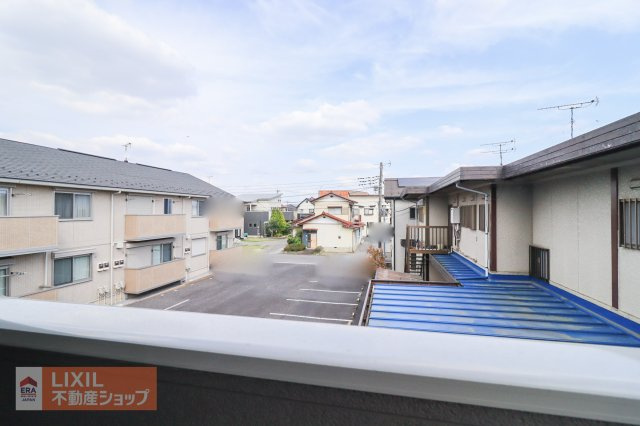 【建物からの眺望】現地完成写真。バルコニーからの景色。十分な間隔が確保されております。