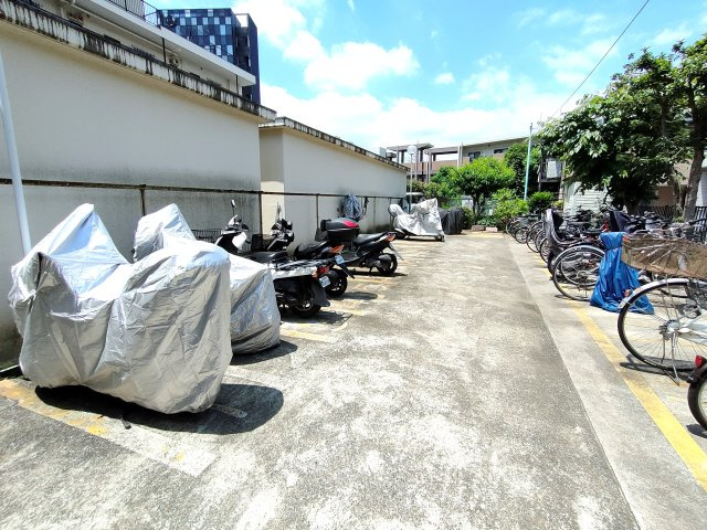 【バイク置き場】