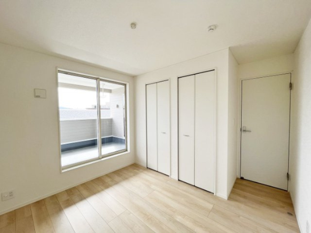 2階5帖の洋室。バルコニーのある明るいお部屋です。クローゼット完備（施工例）
