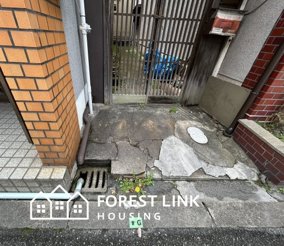 玄関横に門があります。