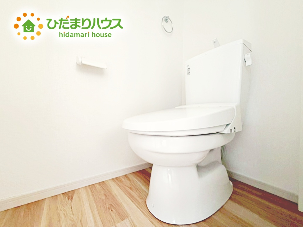 白を基調としたトイレは、インテリア次第でどんな空間になるかワクワクしますね♪