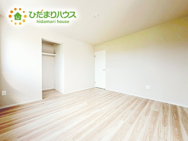 バルコニーに面していて、たっぷり光りの入る明るい主寝室です！