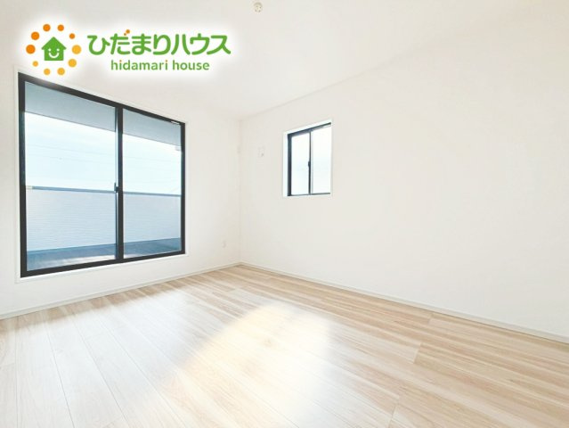 バルコニーに面しているので干したフワフワのお洗濯物はそのままお部屋にすっきり収納♪