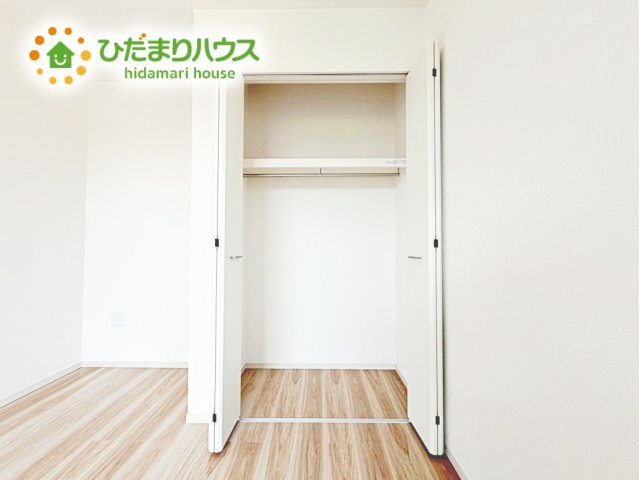 たっぷりの収納力を誇るウォークインクローゼット。ハンガーパイプには衣類を掛け、足元の広いスペースにはお手持ちの収納ケースを自由に配置でき、空間を無駄なく使えます。