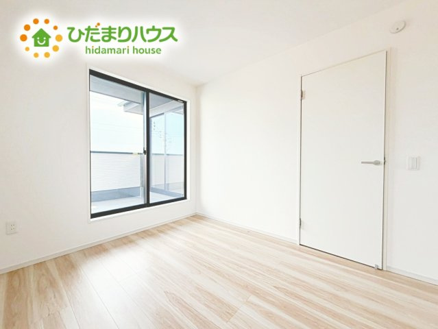 柔らかい陽光が差し込む明るいお部屋を演出する設計。彩光の取れる窓が気持ちの良いお部屋を創り上げます。