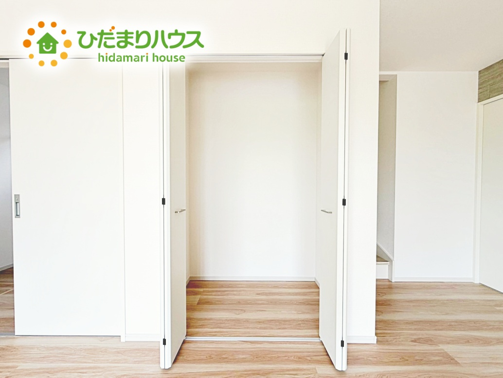 暮らしのちょうど良いところにクローゼットを配置することで家の中がスッキリと片付きます。掃除道具や家族それぞれの小物などを適材適所で収納可能。