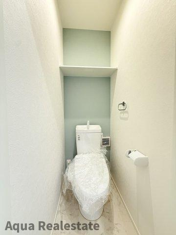 シャワー洗浄機能付きのトイレは、清潔感が印象的な空間ですね。