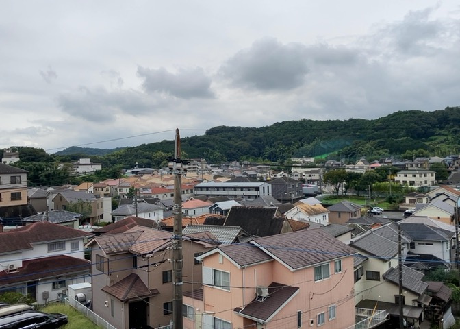 厚木市毛利台1丁目の閑静な住宅街を見渡せる現地からの展望写真です。周囲には落ち着いた街並みが広がっており、日当たりや通風も良好。四季の移ろいを感じながら穏やかな日常を過ごせる好環境です。