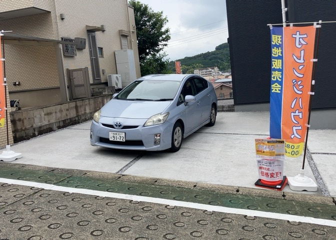 敷地面積243.30？（約73.59坪）のゆとりある土地に設けられたカースペースです。お車の出し入れがしやすい形状となっており、マイカー通勤や週末のお買い物、ドライブの際もスムーズに移動可能。
