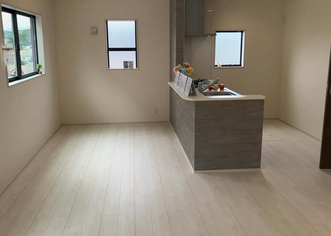 明るい光が差し込む18.0帖のLDK空間です。対面式キッチンから部屋全体を見渡せるため、料理中もお子様の様子を確認できて安心。家具配置がしやすい素直な部屋形状も魅力的なポイントですね。