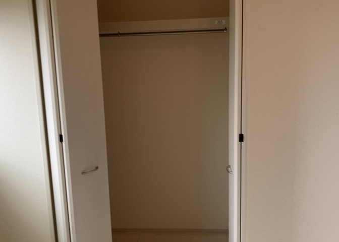 2階7.0帖の洋室に備え付けられたウォークインクロゼットです。服やスーツケース、季節家電などをまとめて収納可能。衣替えの手間を減らし、お部屋をいつでもすっきり広く使える大変便利な設備です。