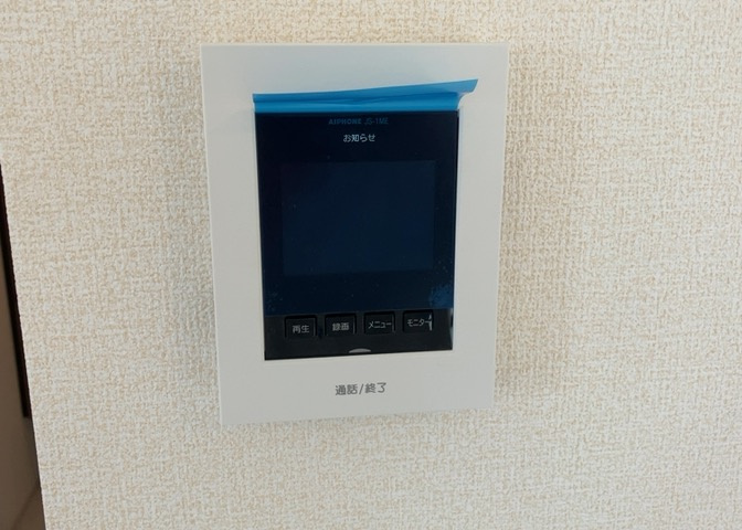 室内に設置されたTVモニター付きインターホンです。来訪者の顔を屋内の画面からしっかり確認して対応できるため、お子様のお留守番や一人で家にいる時間も安心。防犯性を大きく高めてくれる嬉しい設備です。