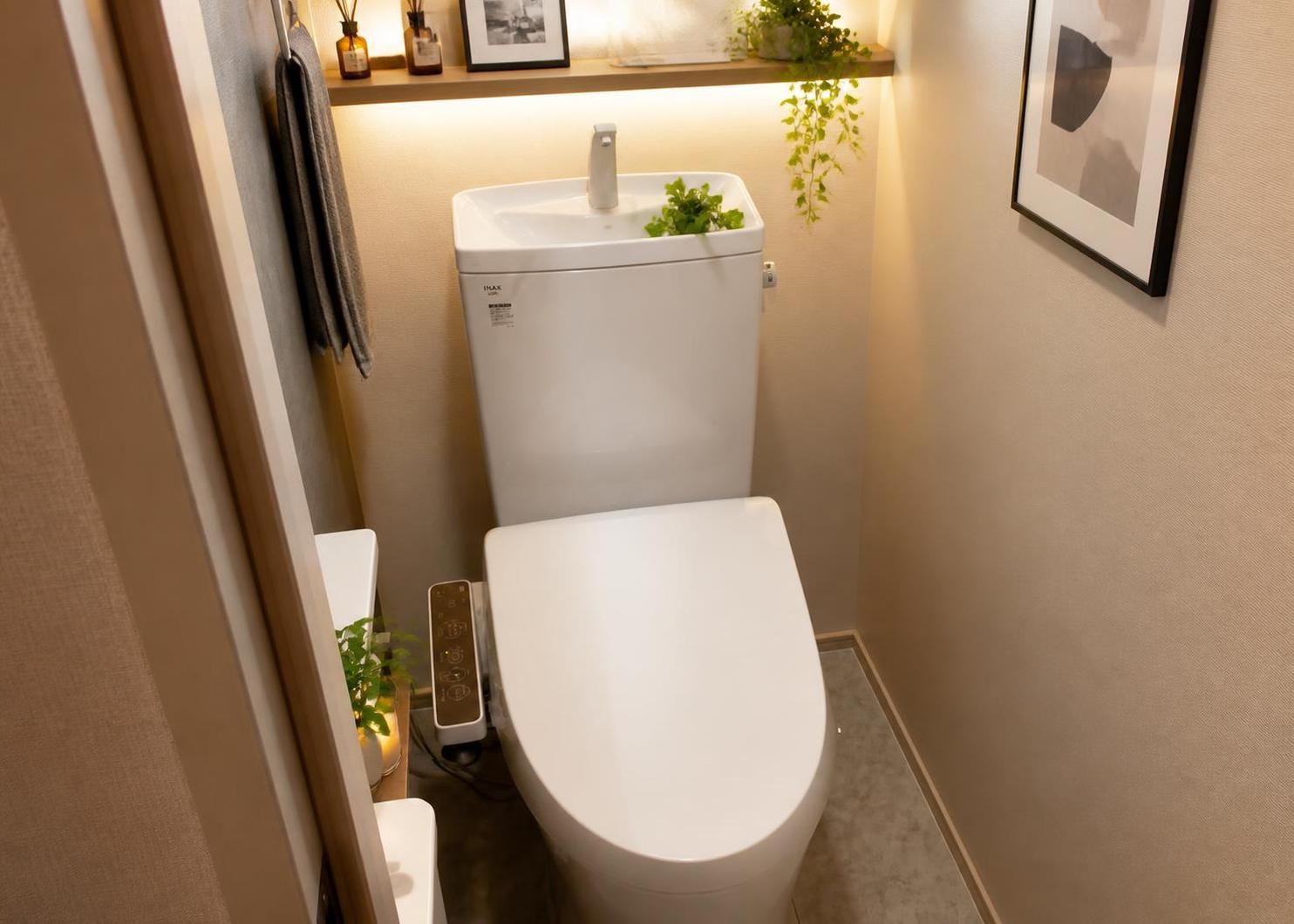 温水洗浄便座付きの清潔感あふれるトイレです。本物件は1階と2階の合計2ヶ所にトイレを配置しているため、朝の忙しい時間帯も家族間で混雑することなく快適かつスムーズに使用していただけますよ。