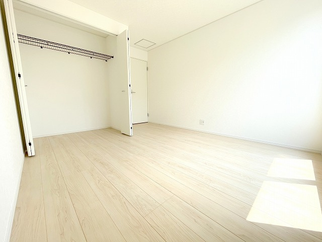 洋室6.8帖：こちらもバルコニーに面しており広く明るいお部屋です。クローゼットもございます。