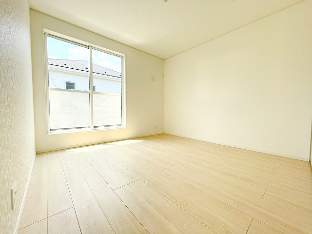 洋室6.8帖：こちらもバルコニーに面しており広く明るいお部屋です。クローゼットもございます。