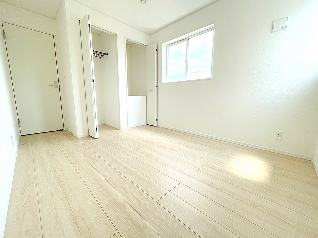 洋室5.7帖：2面採光の採光・通風良好のお部屋。クローゼットが2つあり便利です♪