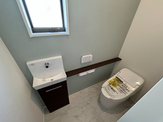 1階トイレ：手洗い付きタンクレスタイプのトイレとなっています。
