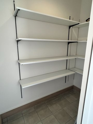 1号棟　玄関の扉を開けると大型シューズBoxと洗面所へと続く扉があります。