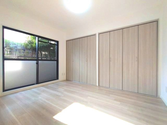 窓から自然光が入り込むため部屋全体が明るく開放感があります。
