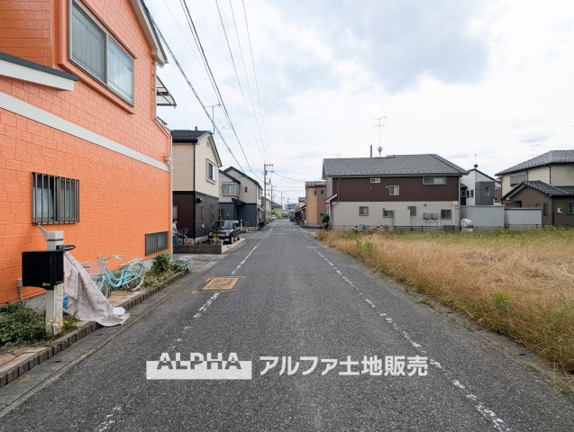 【Open　Approach】　◆前面道路約6m◆西側の公道約6mに接した住まい。道路幅が確保されているため、車での外出や帰宅時にも使いやすい住環境です。