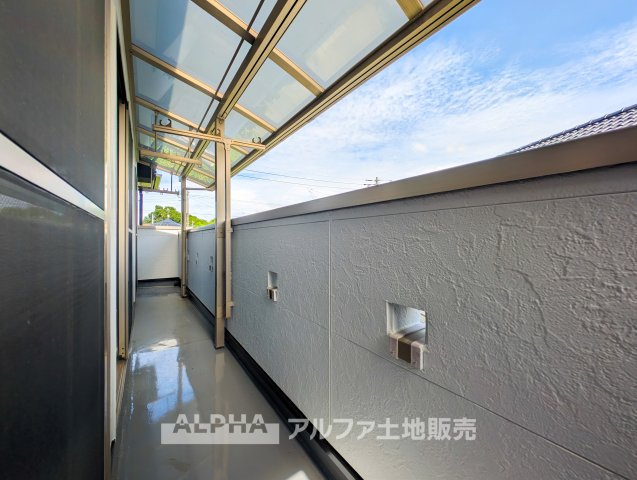 【Balcony】◆バルコニー◆日当たりの良いバルコニーは、洗濯物がよく乾くだけでなく、外の空気を感じながらひと息つける場所。暮らしに心地よい余白をもたらします。