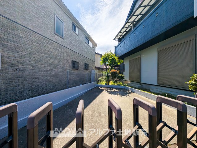 【Parking　】◆駐車スペース◆を確保した住まい。日々の車の出し入れがしやすく、来客時にも対応可能。カーライフを前提とした、安心感のある住環境です。