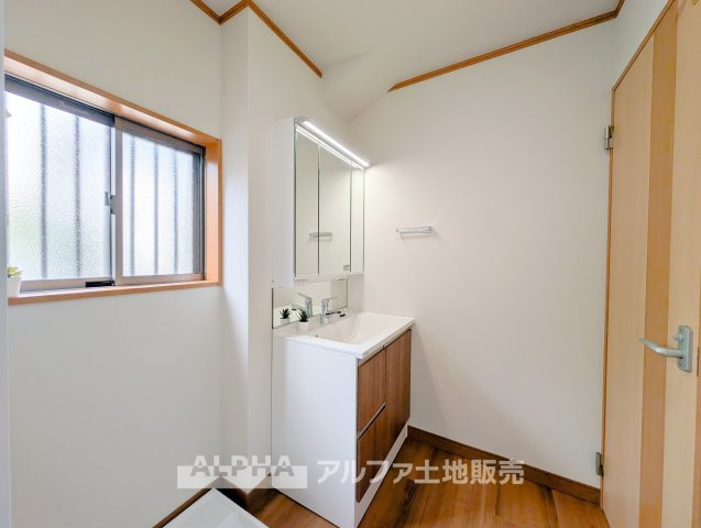 【Vanit】◆洗面台◆身支度がしやすい洗面台は、収納力にも配慮した設計。朝の準備から帰宅後まで、家族みんなが使いやすい空間です。