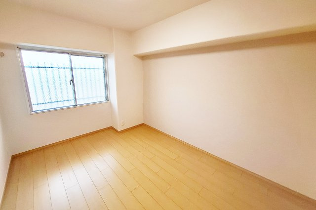 洋室1：クロスとフローリングを貼替え済み。