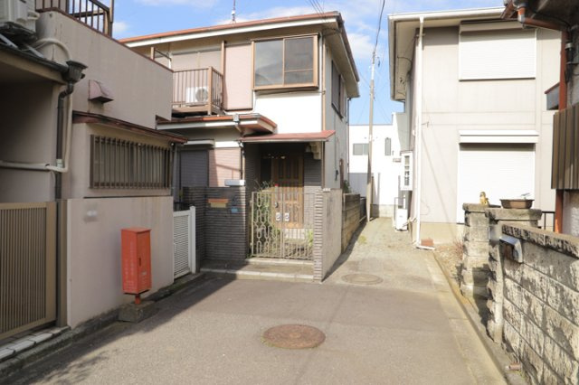 土地の面積＝住宅面積ではありません。建ぺい率の問題などで、土地のある場所によって住宅を建てられる面積は限られています。高さもしかり、「土地」という言葉の中には、建築条件も含まれると考えておきましょう。
