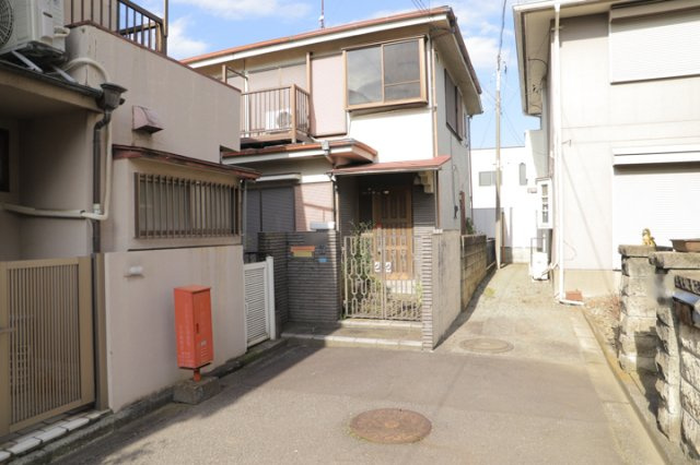 家を建てる場合、方位は要チェックです。現実的に日当たりのよい家ならばリビングは南側、建築基準法でも北側に当たる家への配慮は求められています。土地を見学に行く際は、方位磁針を持って行くようにしましょう。