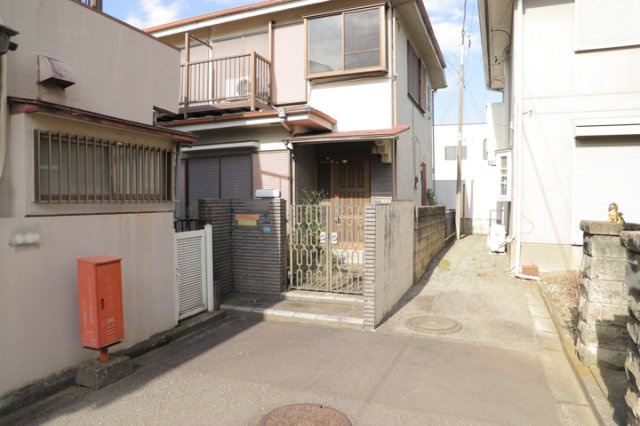 土地の前の道路に消火栓が設置されていることがあります。この場合、道路交通法第45条第1項により、駐車禁止の場所が指定されています。そのため、車庫などの駐車スペースをつくることができない場合があります。