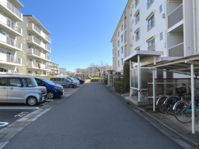 舗装された敷地内の駐車場です！